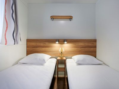marina-di-venezia-camping-village-mobile-home-premium-i-interior-bedroom-single-beds