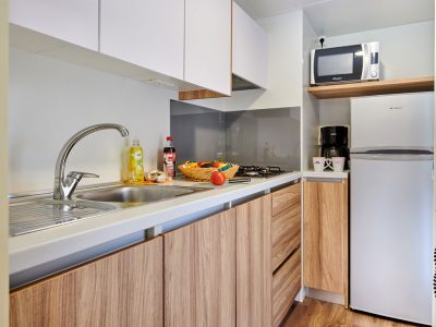 marina-di-venezia-camping-village-mobile-home-premium-i-interior-kitchen