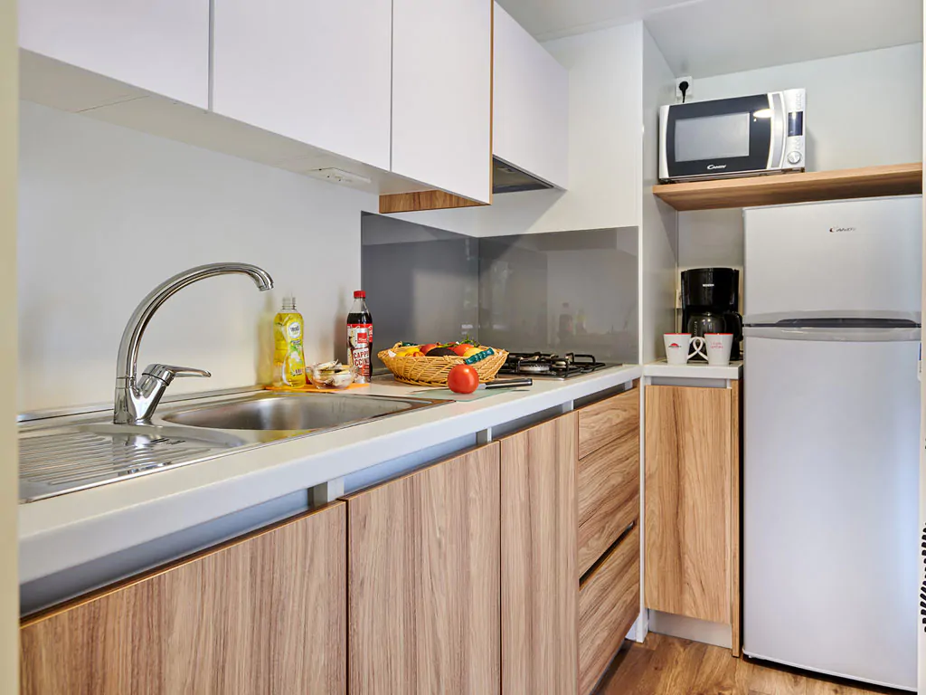 marina-di-venezia-camping-village-mobile-home-premium-i-interior-kitchen