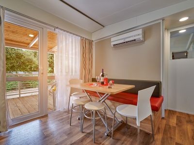 marina-di-venezia-camping-village-mobile-home-premium-i-interior-living-room