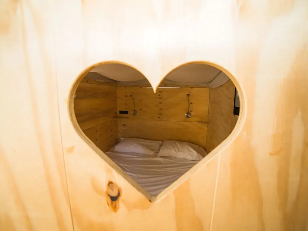 orlando-in-chianti-glamping-resort-glamping-tent-airlodge-20-interior-bedroom-details