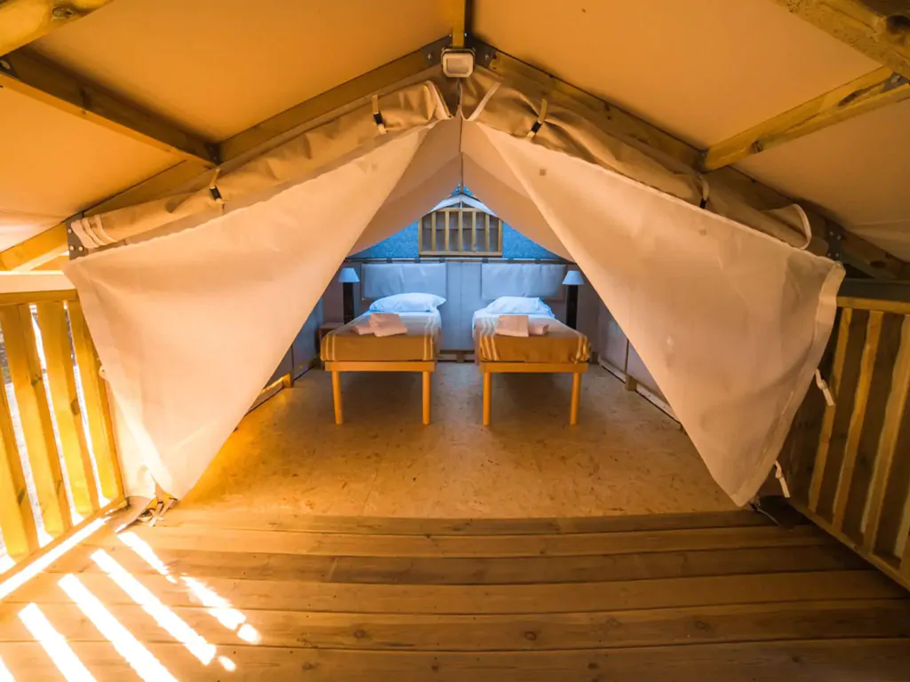 orlando-in-chianti-glamping-resort-glamping-tent-airlodge-20-interior-bedroom-single-beds