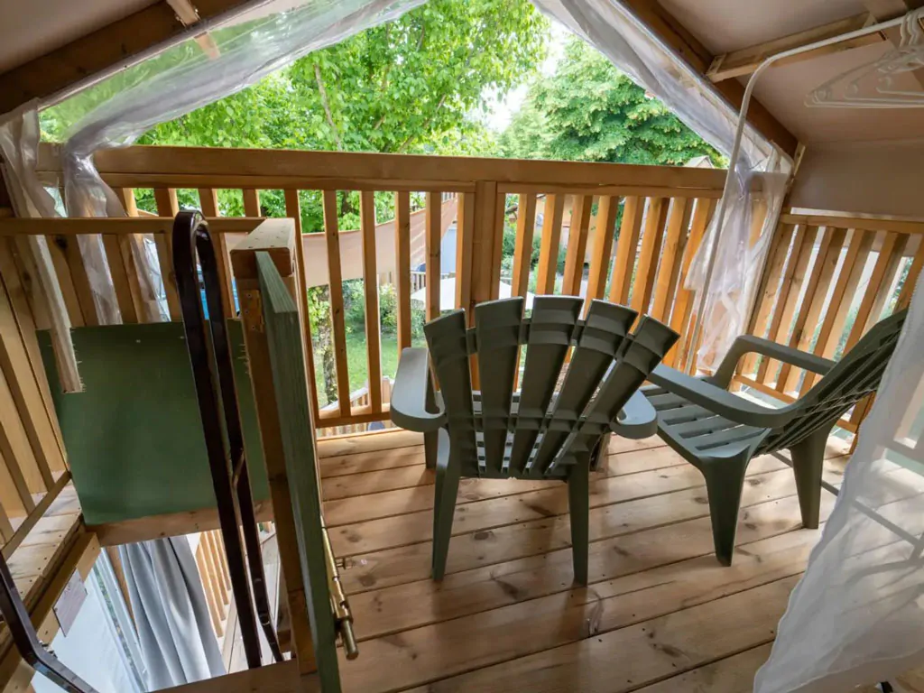orlando-in-chianti-glamping-resort-glamping-tent-airlodge-exterior-balcony