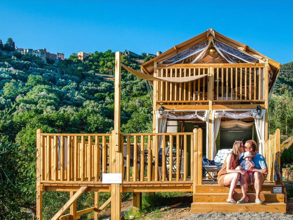 orlando-in-chianti-glamping-resort-glamping-tent-airlodge-exterior-terrace-entrance
