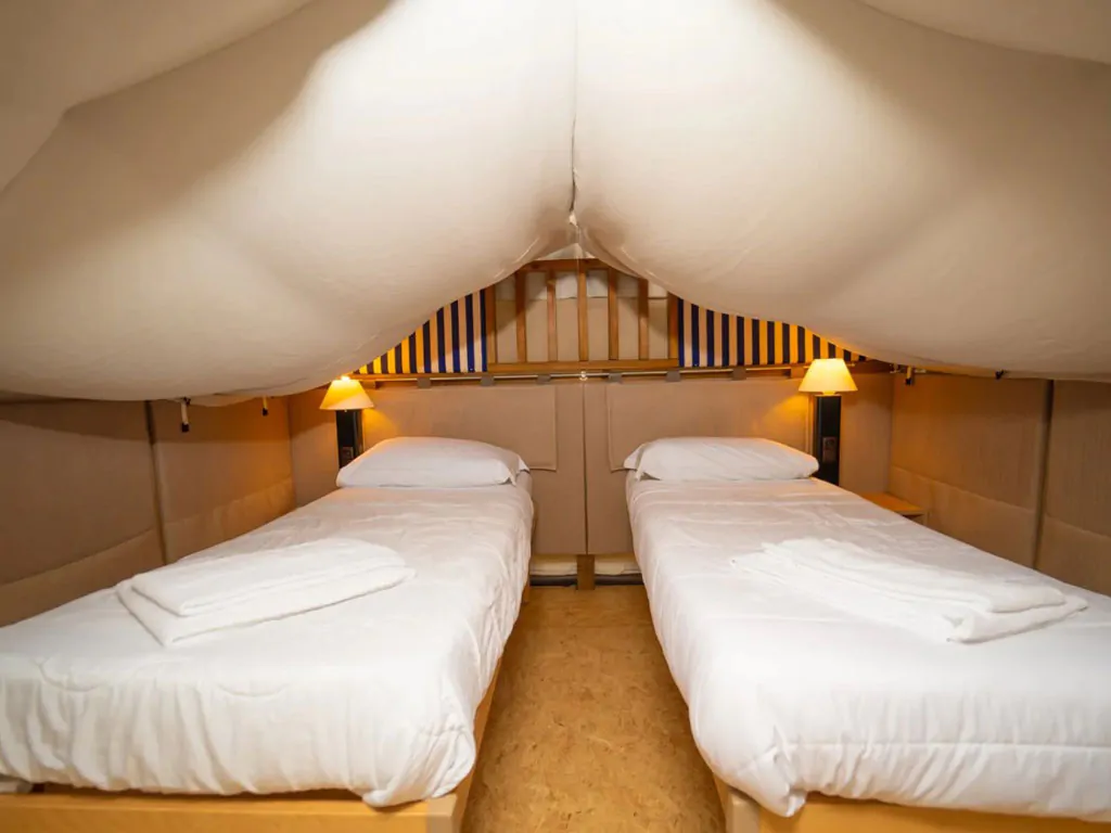 orlando-in-chianti-glamping-resort-glamping-tent-airlodge-interior-bedroom-single-beds