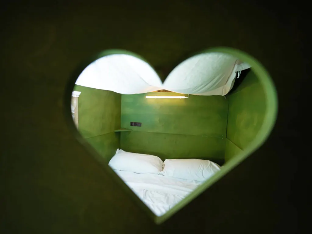 orlando-in-chianti-glamping-resort-glamping-tent-airlodge-interior-bedroom-view