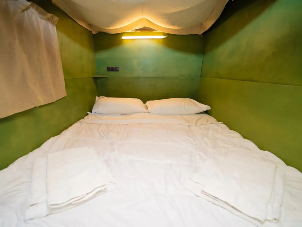 orlando-in-chianti-glamping-resort-glamping-tent-airlodge-interior-bedroom