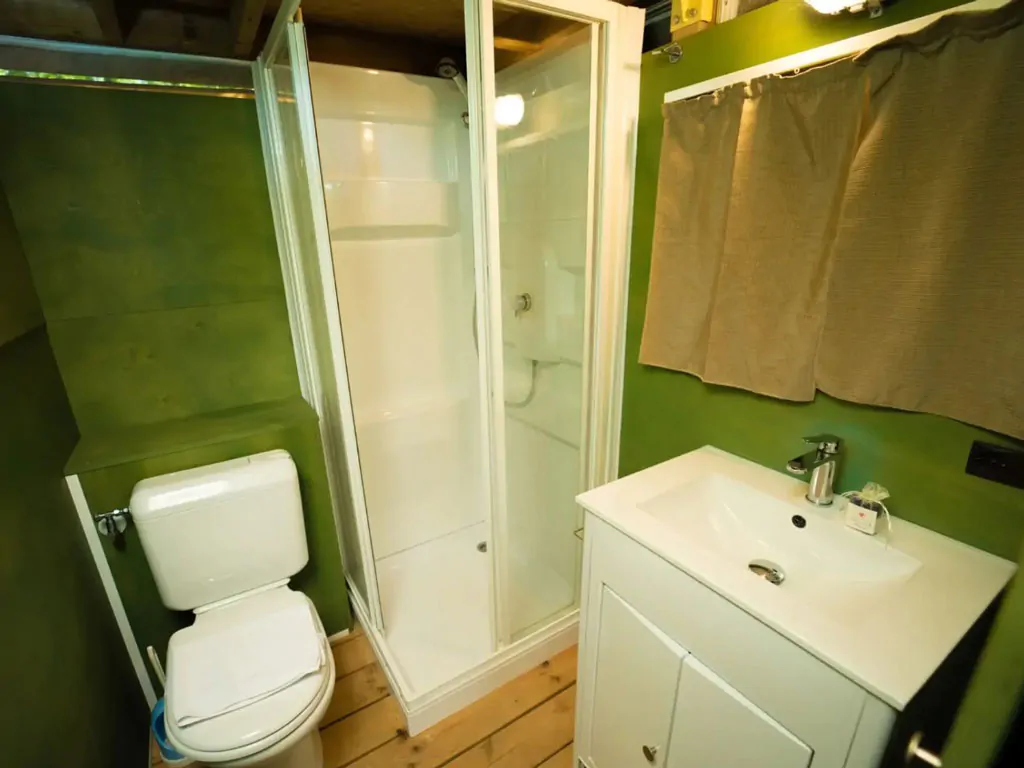 orlando-in-chianti-glamping-resort-glamping-tent-airlodge-interior-kitchen-bathroom
