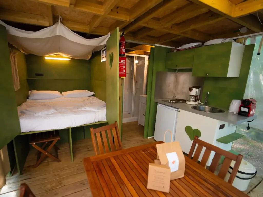 orlando-in-chianti-glamping-resort-glamping-tent-airlodge-interior-kitchen-bedroom