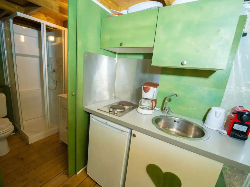 orlando-in-chianti-glamping-resort-glamping-tent-airlodge-interior-kitchen