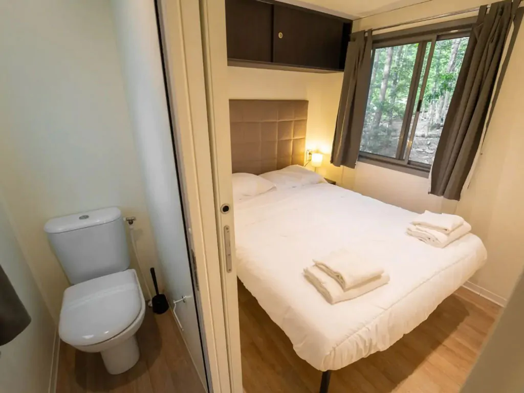orlando-in-chianti-glamping-resort-mobile-home-cottage-next-interior-bedroom-double-bed