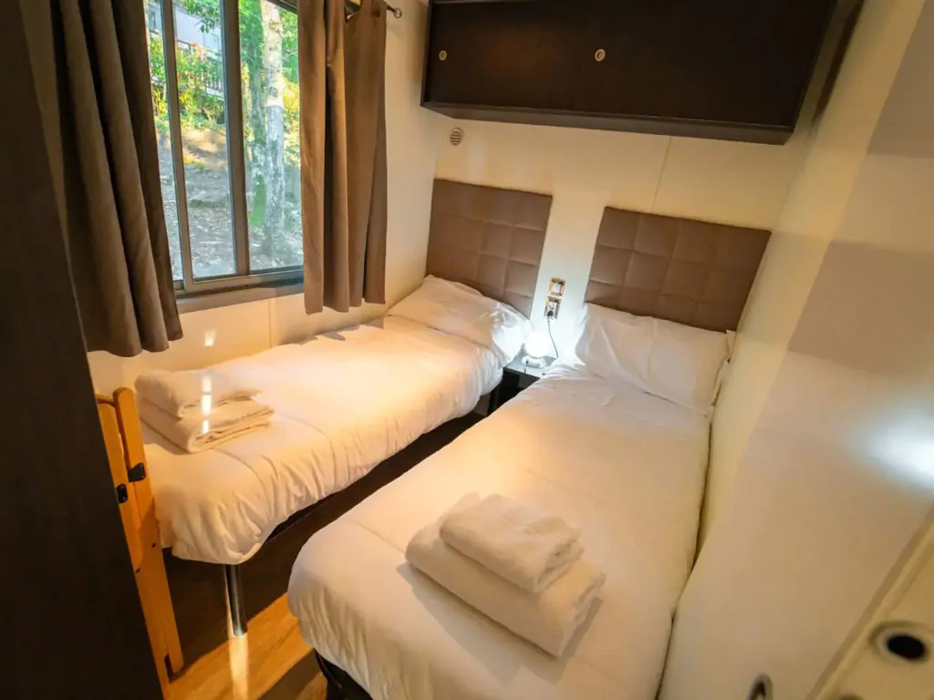 orlando-in-chianti-glamping-resort-mobile-home-cottage-next-interior-bedroom-single-beds