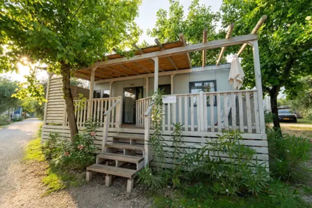 orlando-in-chianti-glamping-resort-mobile-home-cottage-next-l-exterior-terrace-entrance