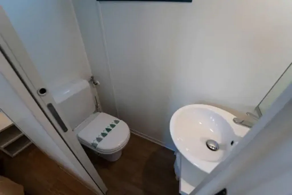 orlando-in-chianti-glamping-resort-mobile-home-cottage-next-l-interior-bathroom-in-bedroom