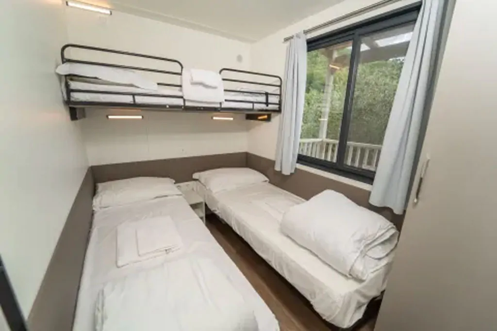 orlando-in-chianti-glamping-resort-mobile-home-cottage-next-l-interior-bedroom-single-beds