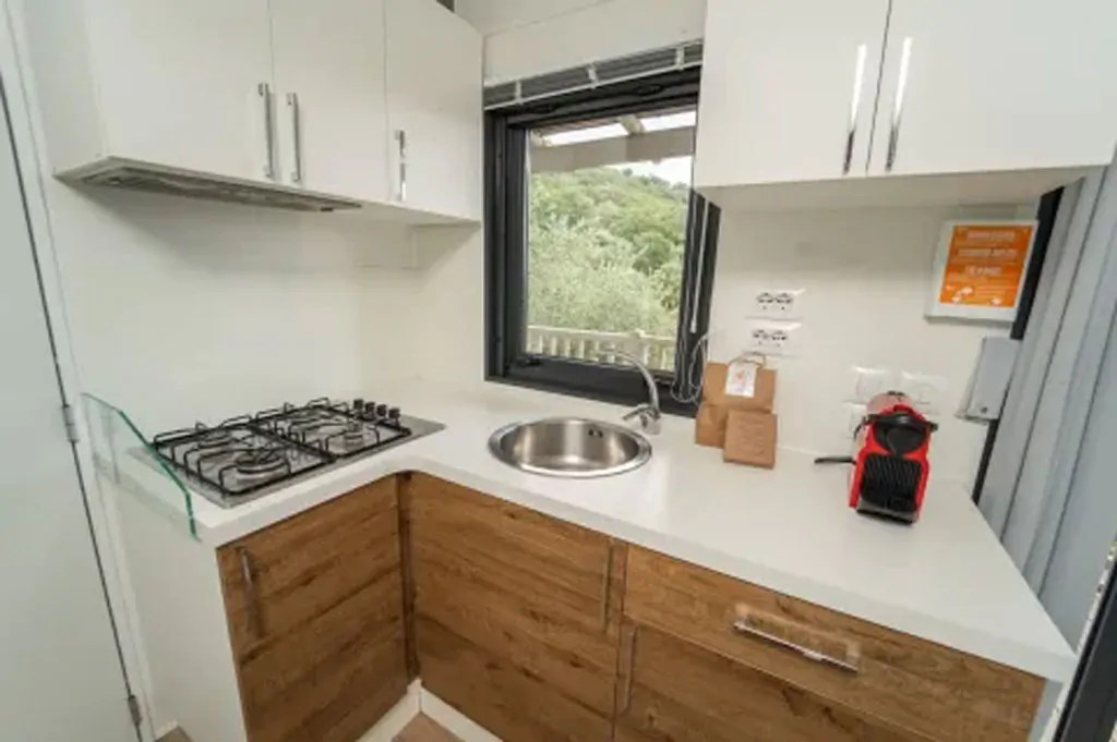 orlando-in-chianti-glamping-resort-mobile-home-cottage-next-l-interior-kitchen