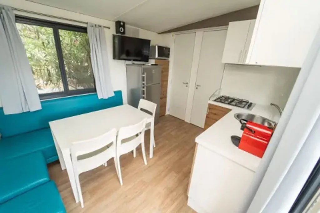 orlando-in-chianti-glamping-resort-mobile-home-cottage-next-l-interior-living-room-and-kitchen