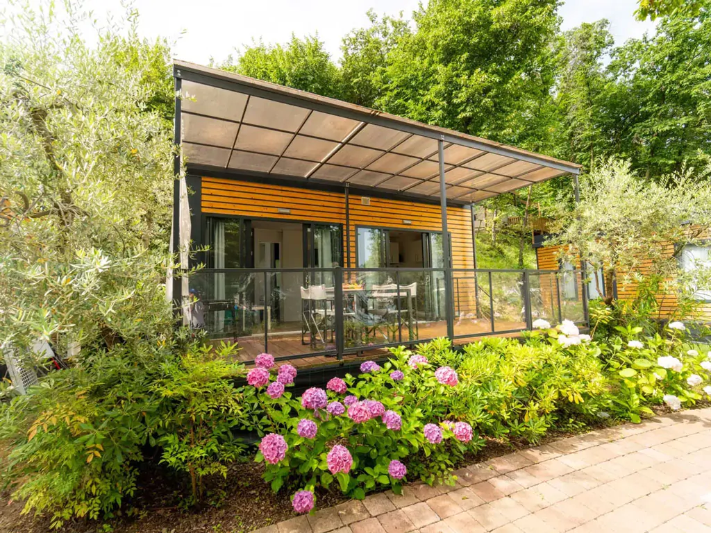 orlando-in-chianti-glamping-resort-mobile-home-next-xl-panorama-exterior-mobile-home-entrance