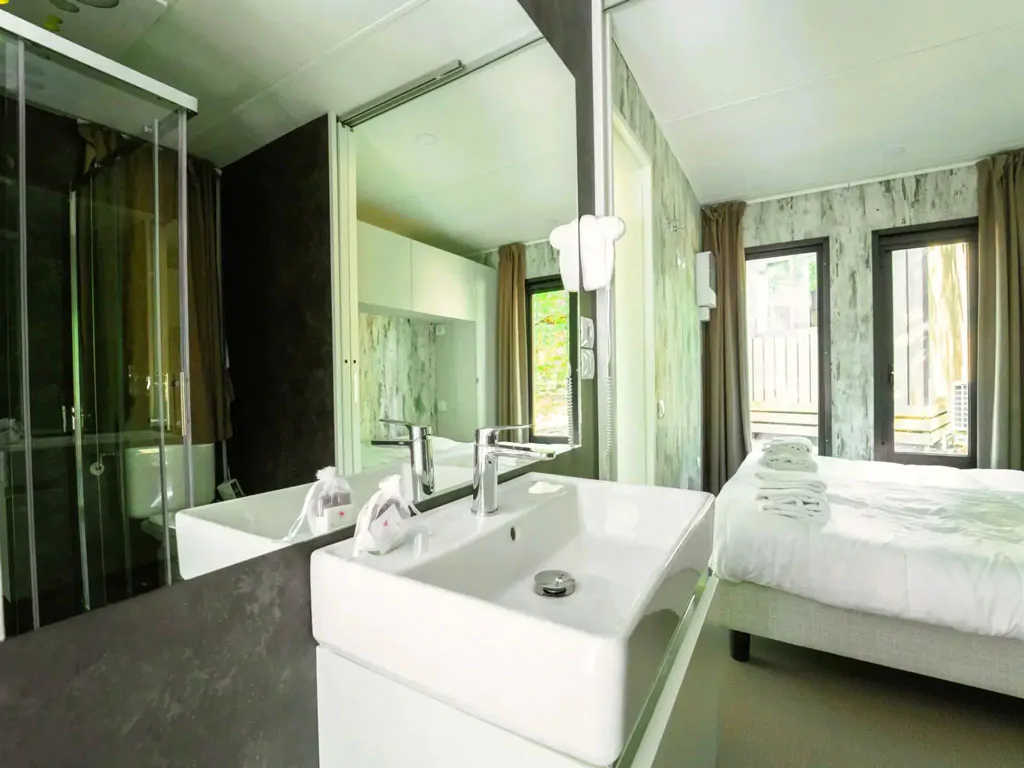 orlando-in-chianti-glamping-resort-mobile-home-next-xl-panorama-interior-bathroom-mirror