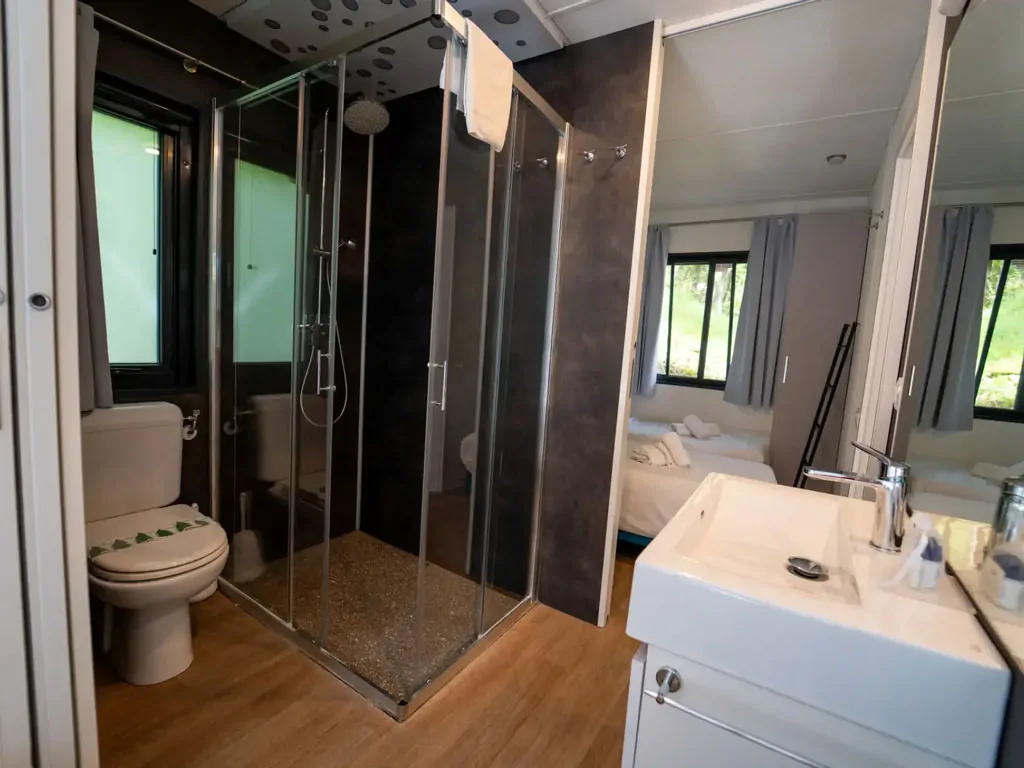 orlando-in-chianti-glamping-resort-mobile-home-next-xl-panorama-interior-bathroom