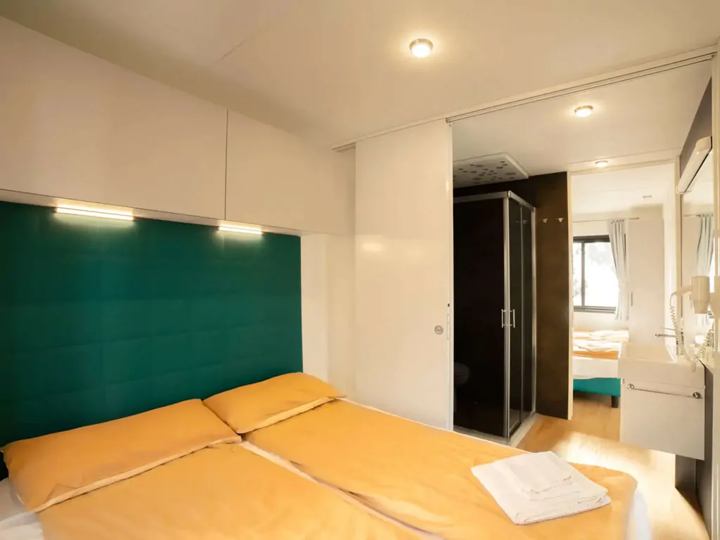 orlando-in-chianti-glamping-resort-mobile-home-next-xl-panorama-interior-bedroom-double-bed
