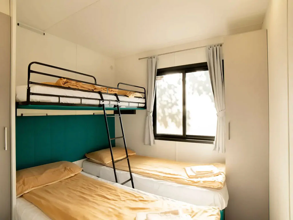 orlando-in-chianti-glamping-resort-mobile-home-next-xl-panorama-interior-bedroom-single-beds