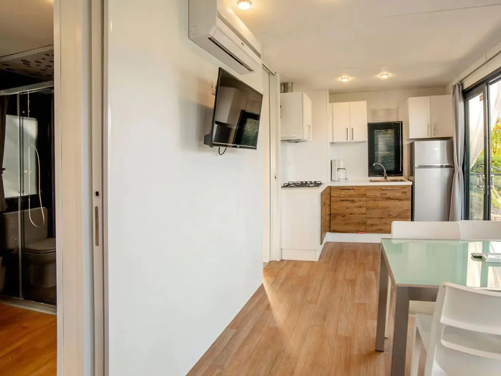 orlando-in-chianti-glamping-resort-mobile-home-next-xl-panorama-interior-kitchen