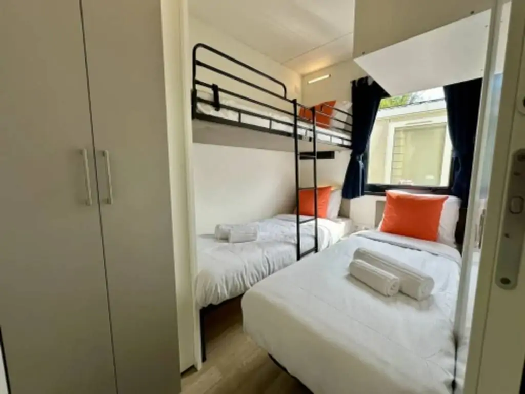 sant-angelo-estivo-elegante-single-beds-and-a-bunk-bed