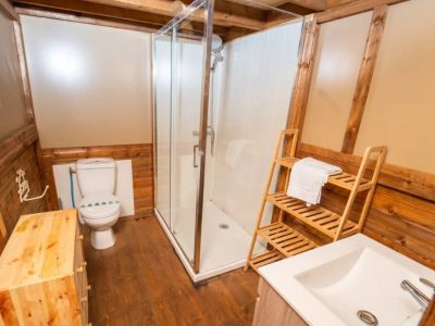 vallicella-glamping-resort-air-dreamer-3-interior-bathroom