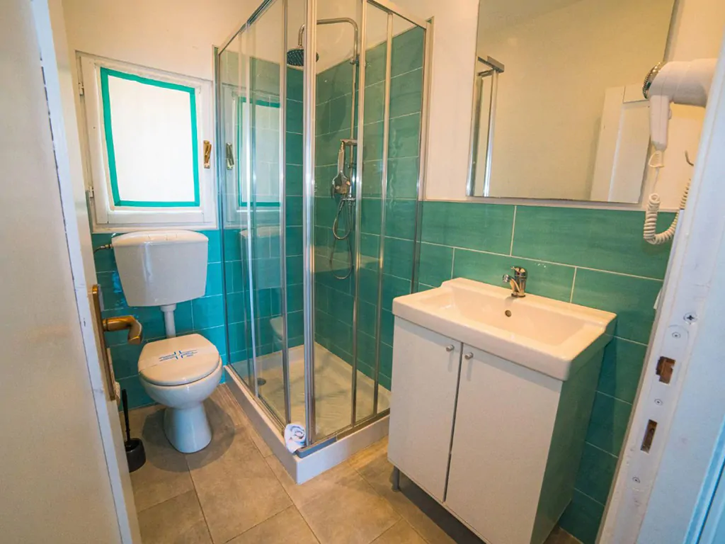 vallicella-glamping-resort-chalet-for-6-interior-bathroom