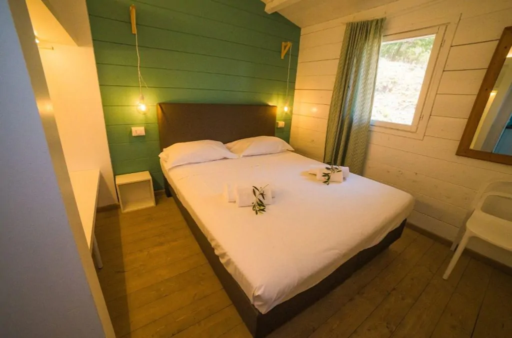 vallicella-glamping-resort-chalet-for-6-persons-interior-bedroom-double-bed
