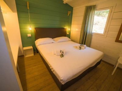 vallicella-glamping-resort-chalet-for-6-persons-interior-bedroom-double-bed