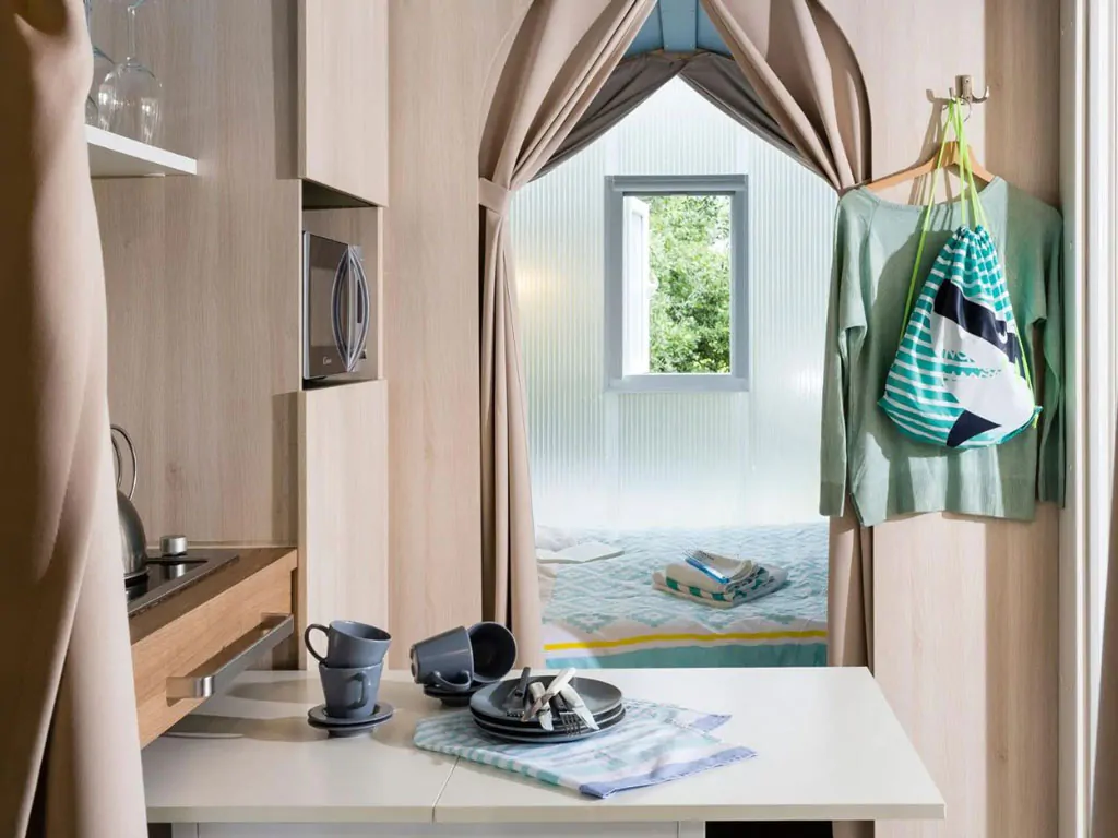 vallicella-glamping-resort-glamping-tent-coco-suite-interior-kitchen