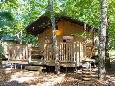 vallicella-glamping-resort-glamping-tent-safari-tent-exterior-entrance-terrace