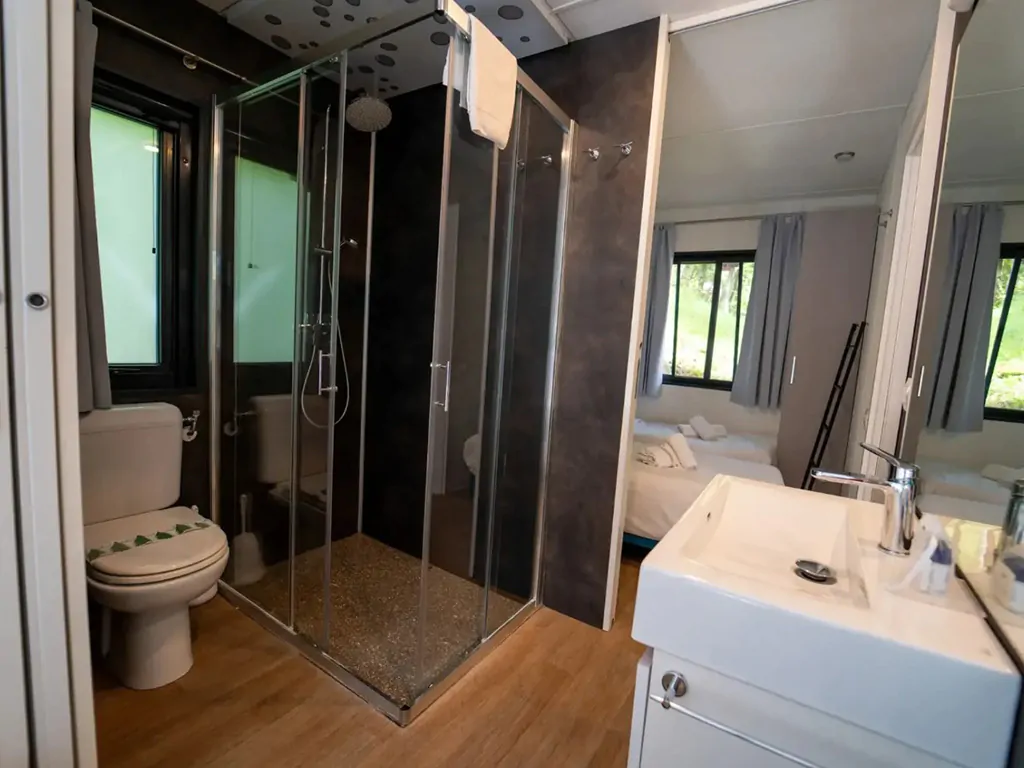 vallicella-glamping-resort-mobile-home-cottage-next-panorama-interior-bathroom