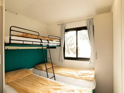 vallicella-glamping-resort-mobile-home-cottage-next-panorama-interior-bedroom-single-beds-bunk-bed