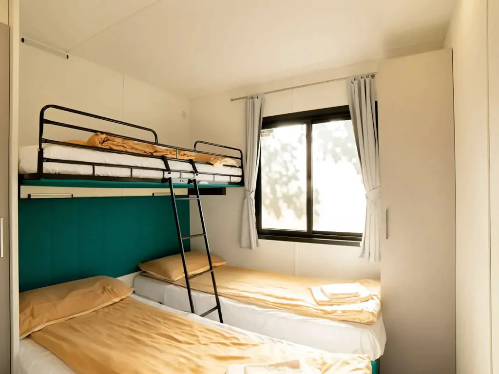vallicella-glamping-resort-mobile-home-cottage-next-panorama-interior-bedroom-single-beds-bunk-bed