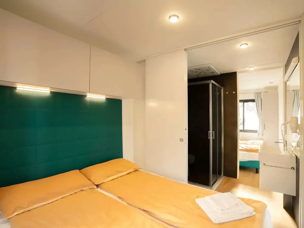 vallicella-glamping-resort-mobile-home-cottage-next-panorama-interior-bedroom