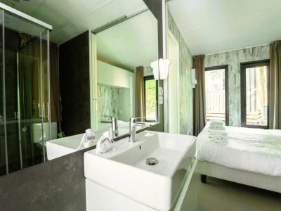 vallicella-glamping-resort-mobile-home-cottage-next-panorama-interior-double-bed