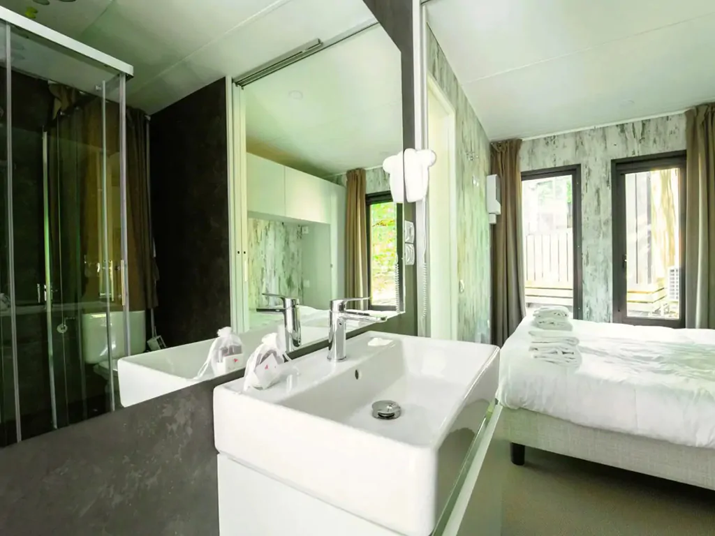 vallicella-glamping-resort-mobile-home-cottage-next-panorama-interior-double-bed