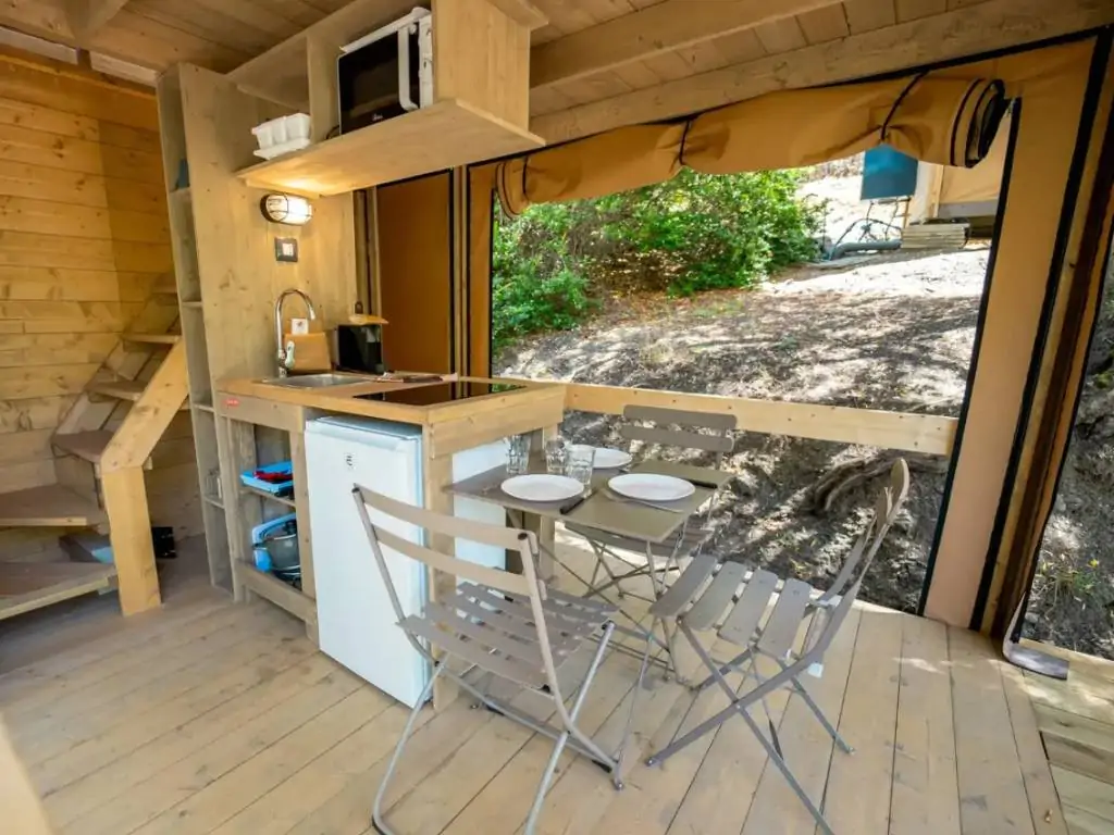 vallicella-glamping-resort-terrace-dining-table-in-nature