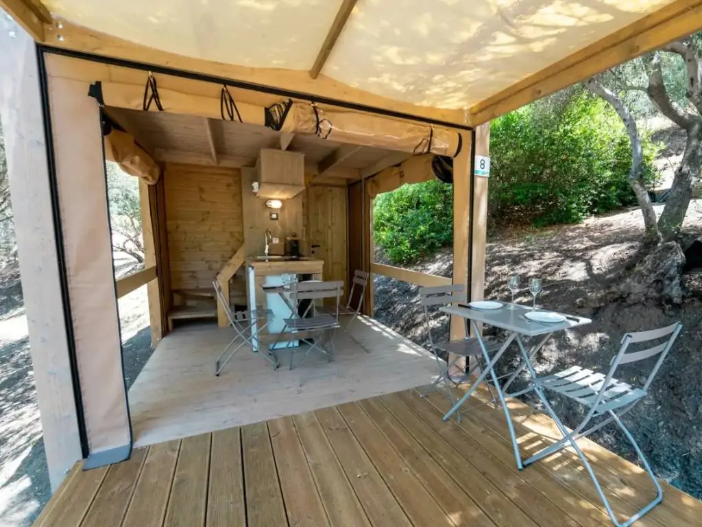 vallicella-glamping-resort-terrace-dining-table