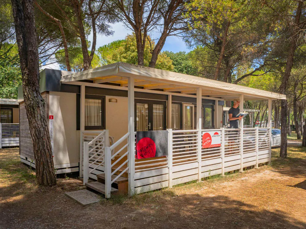 belvedere-pineta-camping-mobile-home-premium-l-exterior-frontview
