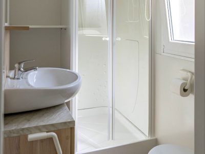 camping-bella-sardinia-mobile-home-klassik-a-interior-bathroom