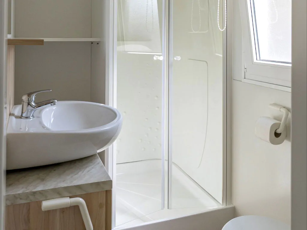 camping-bella-sardinia-mobile-home-klassik-a-interior-bathroom