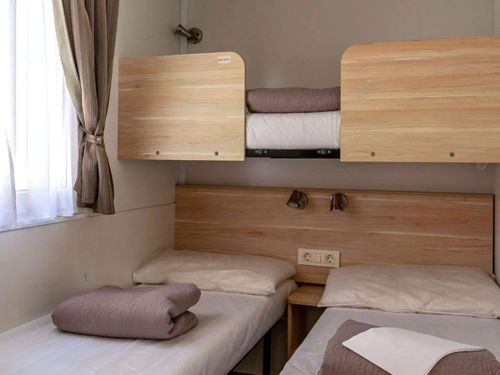 camping-bella-sardinia-mobile-home-klassik-a-interior-bedroom-bunkbed