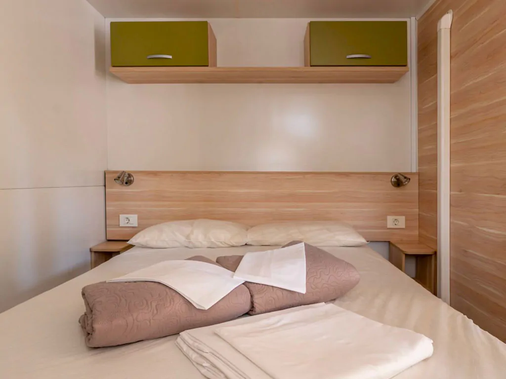 camping-bella-sardinia-mobile-home-klassik-a-interior-bedroom