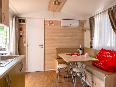 camping-bella-sardinia-mobile-home-klassik-a-interior-livingroom