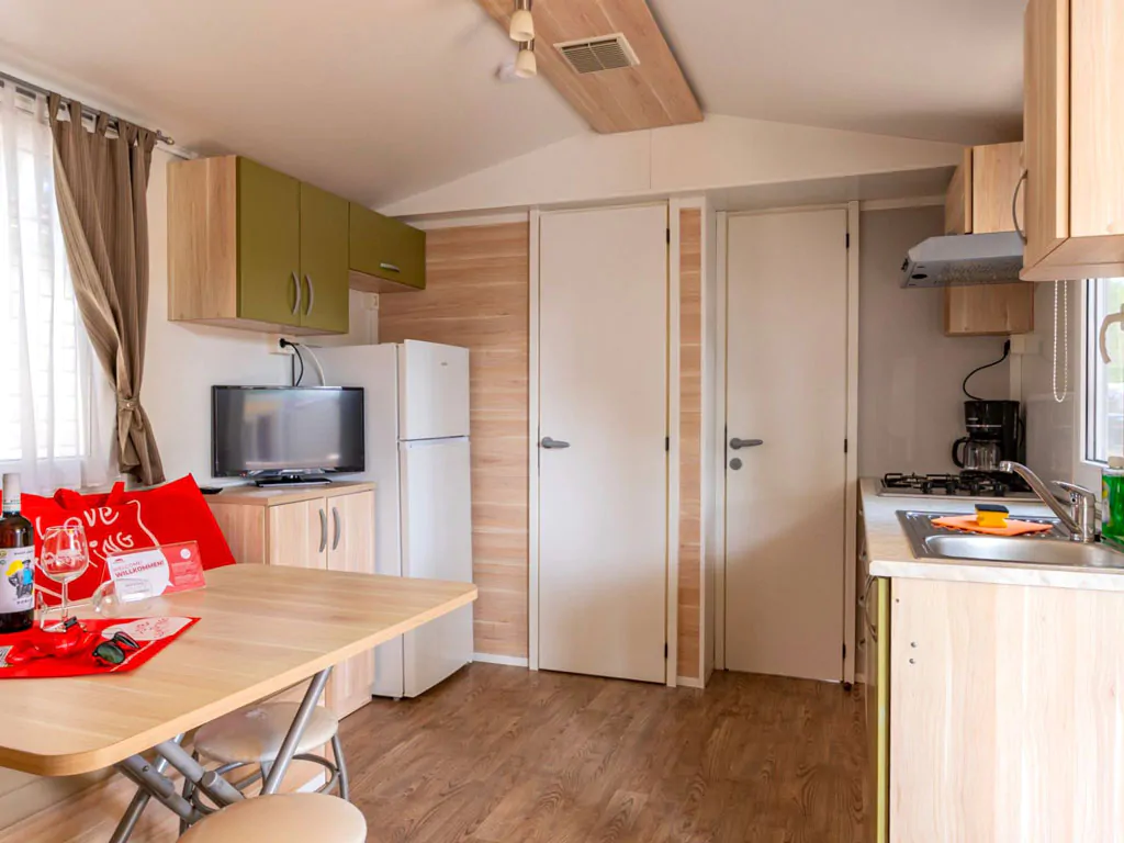 camping-bella-sardinia-mobile-home-klassik-a-interior-livingroom-kitchen