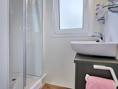 camping-bella-sardinia-mobile-home-premium-i-interior-bathroom